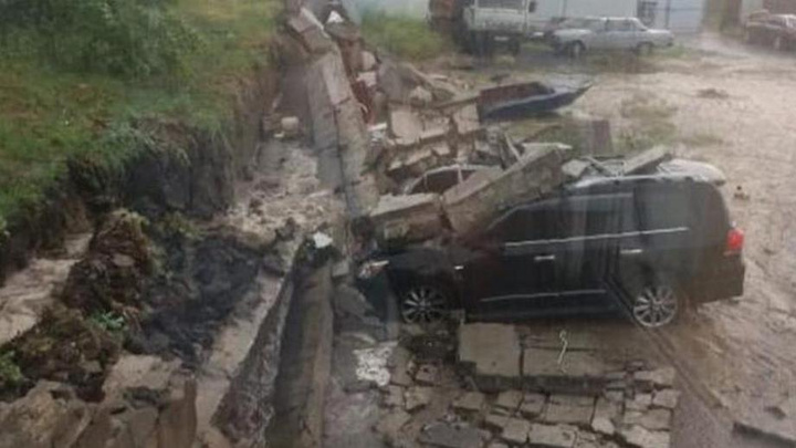 Подпорная стена завалила машины на парковке во время дождя