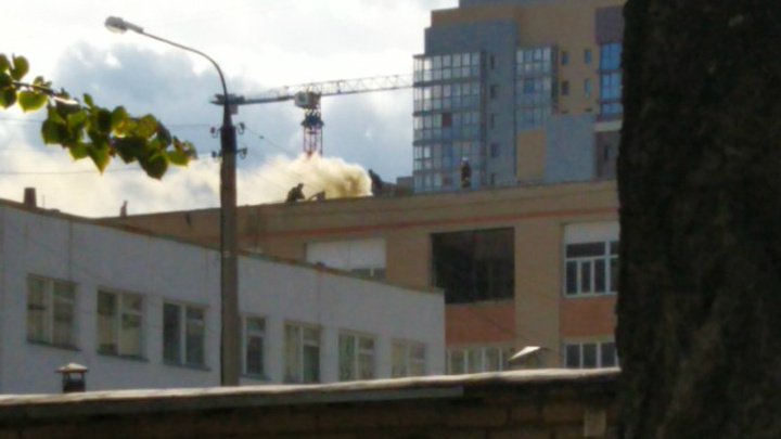 «Пожарные на крыше»: в центре Челябинска загорелось офисное здание
