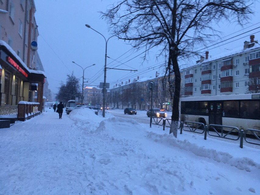 На центральных улицах снег убрали, но местами остаются большие сугробы 
