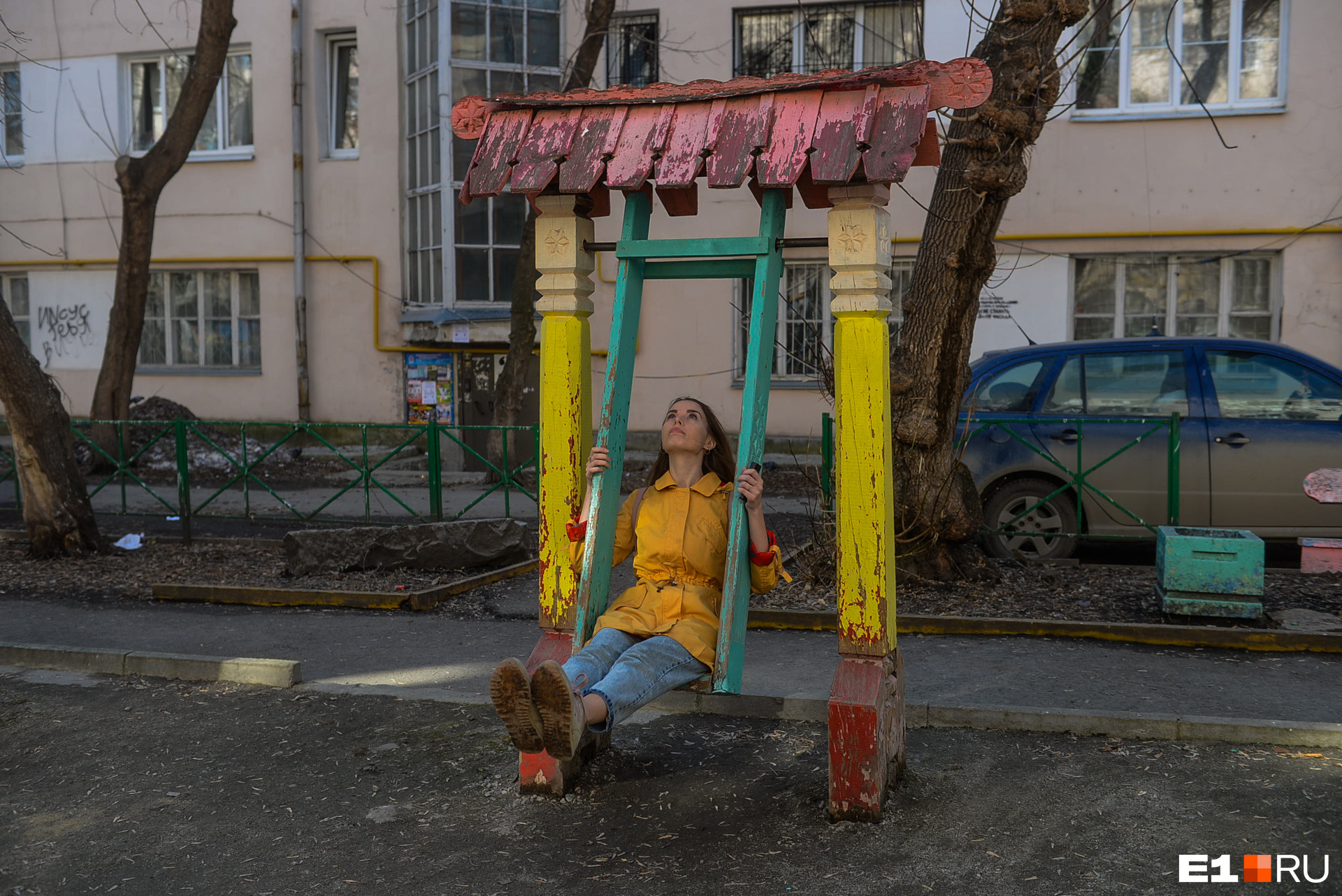 Качели тут такие же старые, как, пожалуй, и сам дом. Ни о какой современной детской площадке речи не идет. Покачавшись, пошли в следующий подъезд