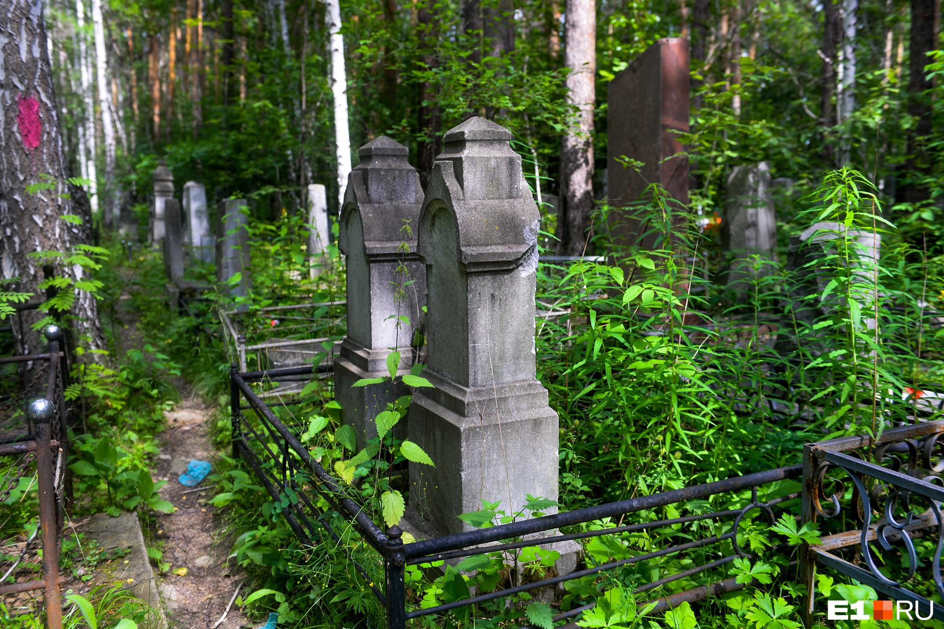 В еврейской секции попадаются надгробия, похожие на старинные