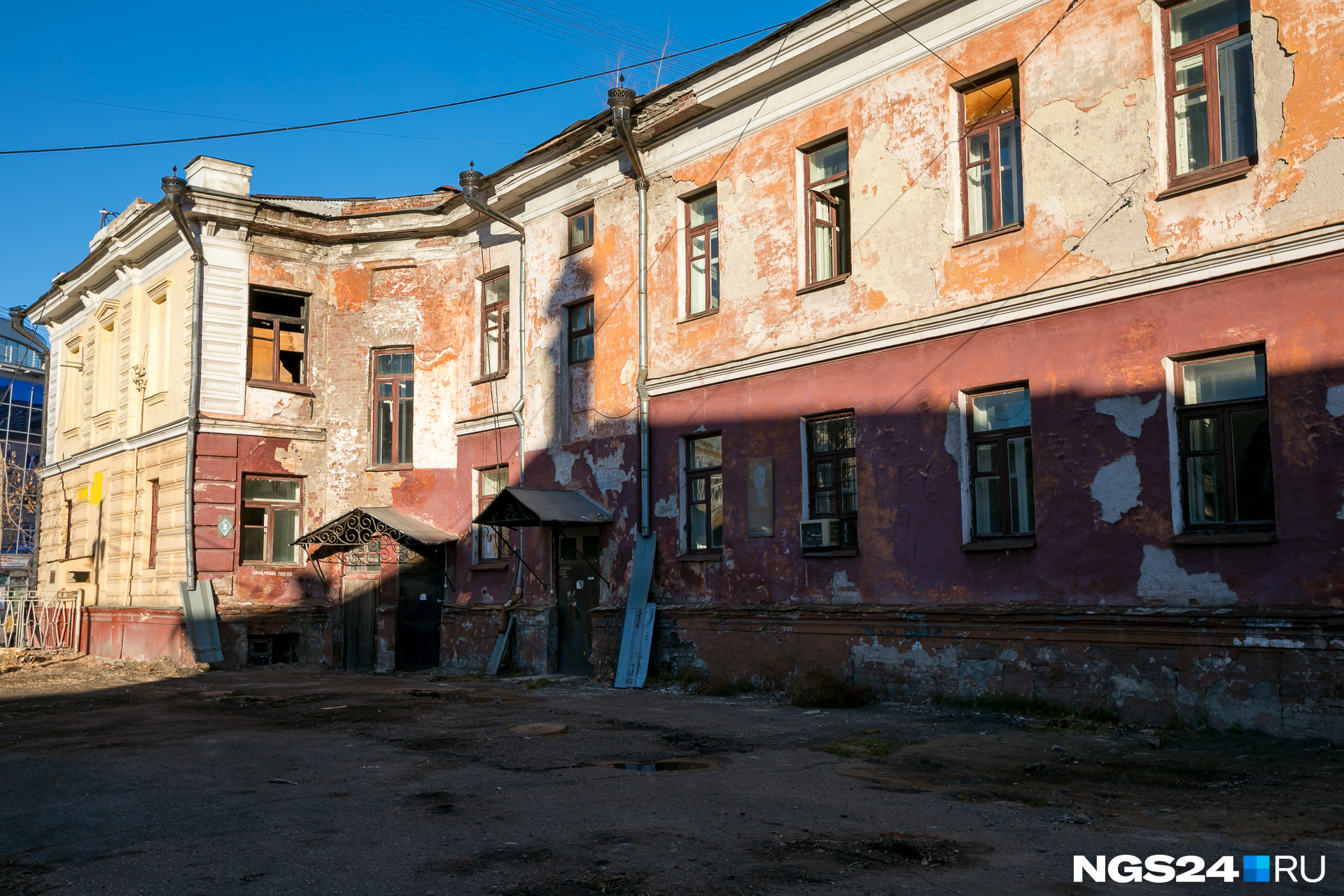 У здания, где была больница, относительно приличный фасад. И неприглядные внутренности У здания, где была больница, относительно приличный фасад. И неприглядные внутренности