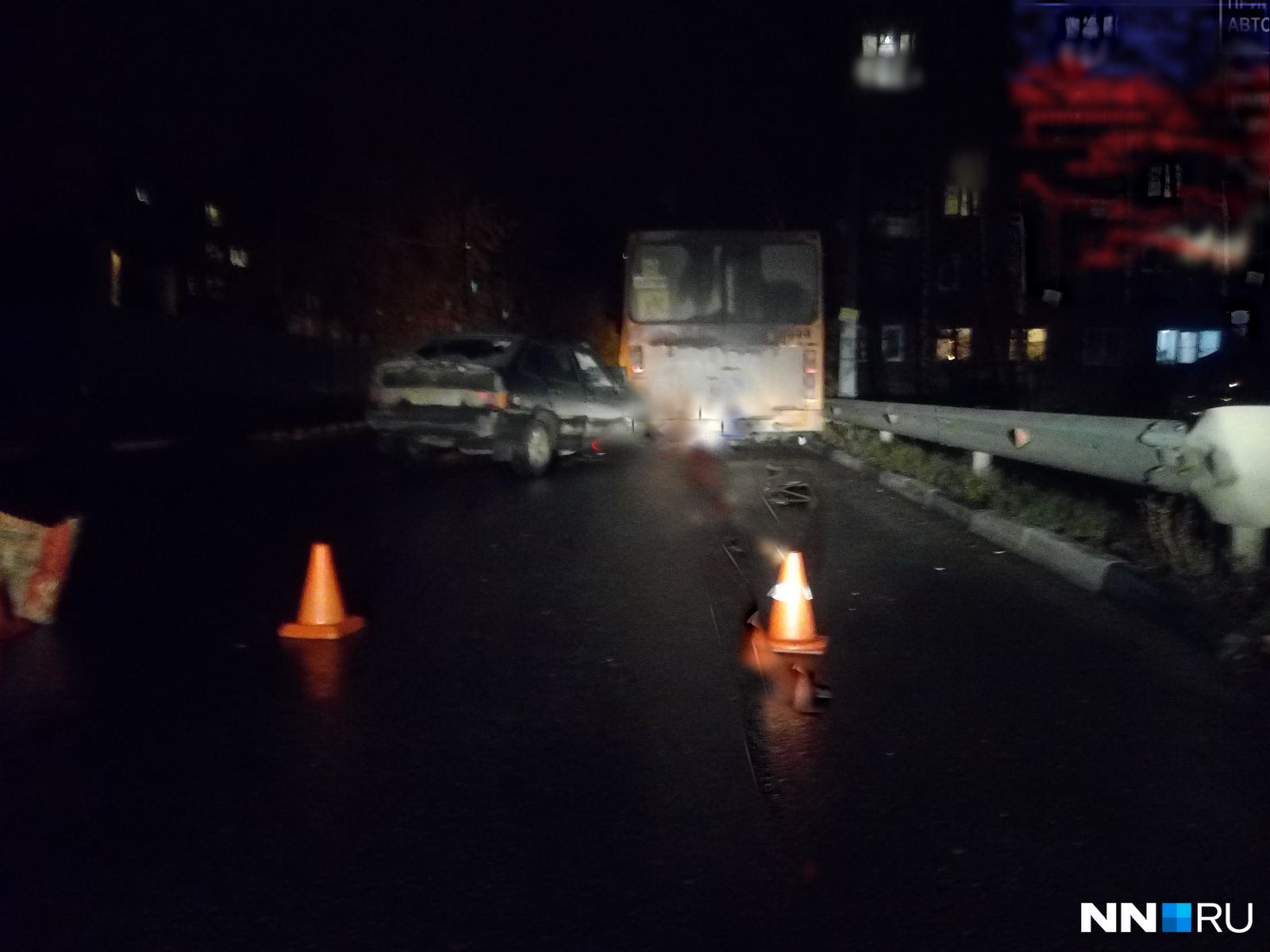 Автобус во время аварии стоял Автобус во время аварии стоял