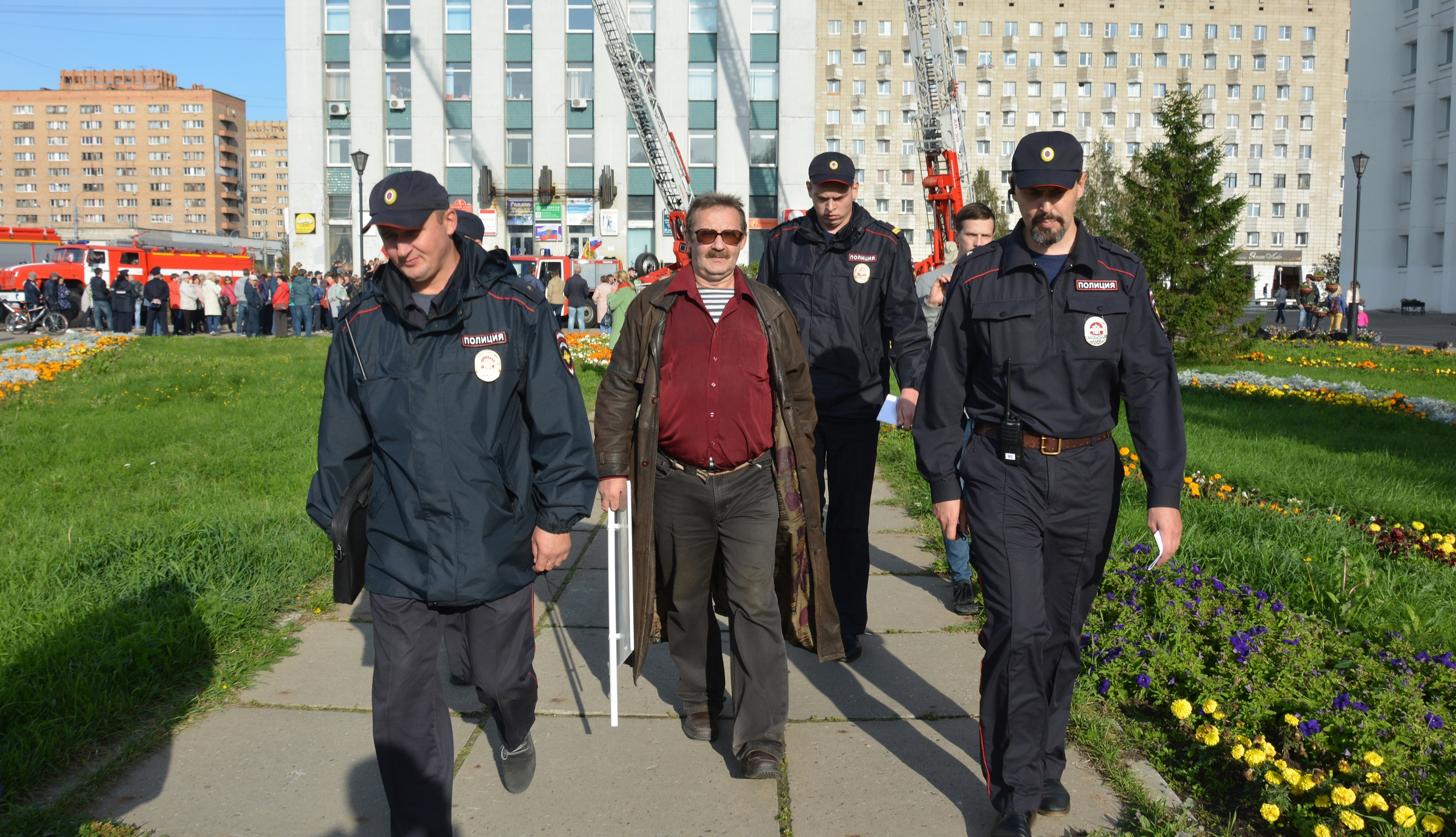 Посередине — Игорь Ермаченков, на которого составили протокол, справа — майор полиции Алексей Огорелков, составивший протокол на журналиста 29.ru