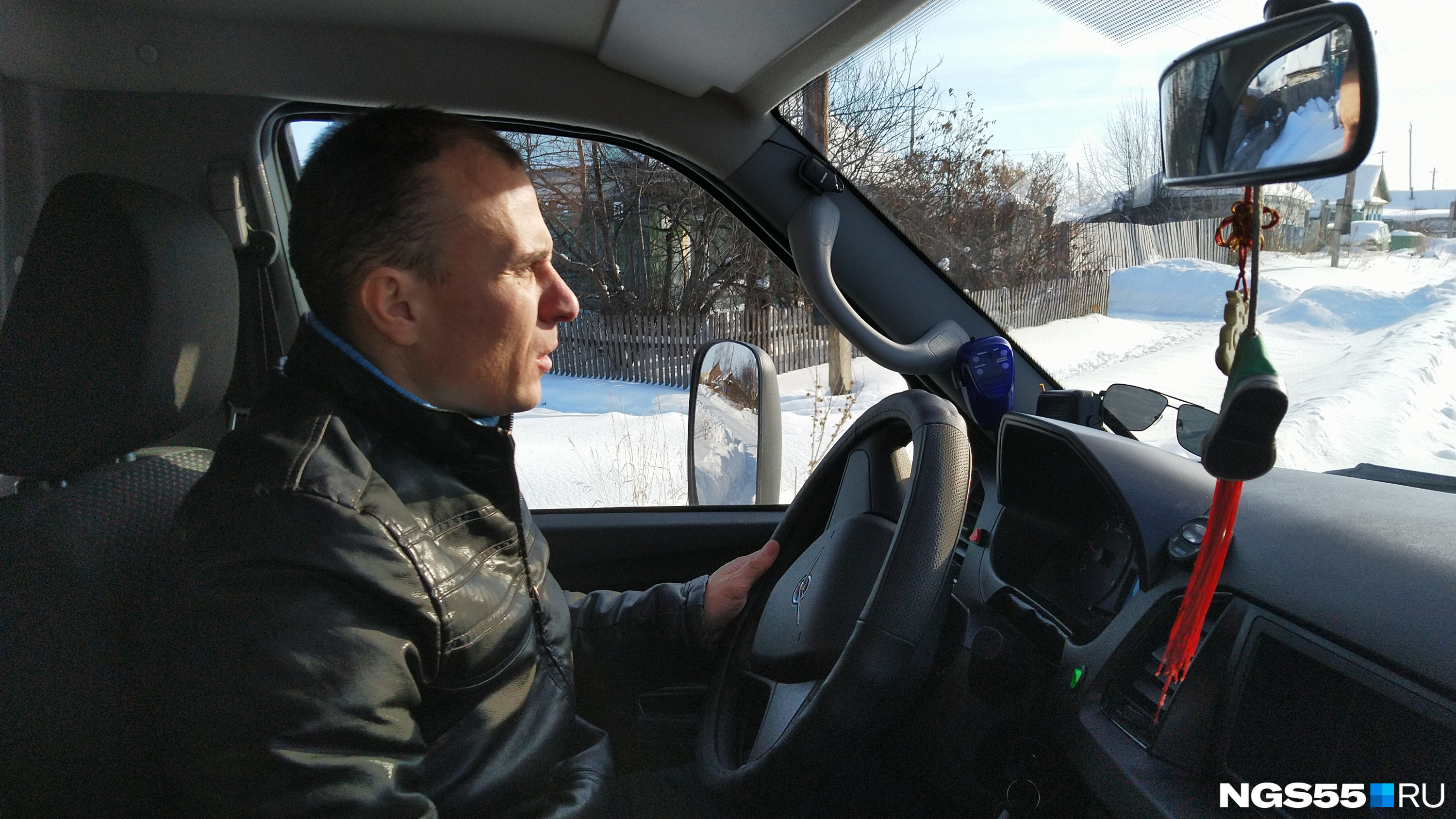 «Профи» не такой манёвренный, как «Газель»: там, где Алексей разворачивался на старой машине в один приём, теперь приходится сдавать назад «Профи» не такой манёвренный, как «Газель»: там, где Алексей разворачивался на старой машине в один приём, теперь приходится сдавать назад