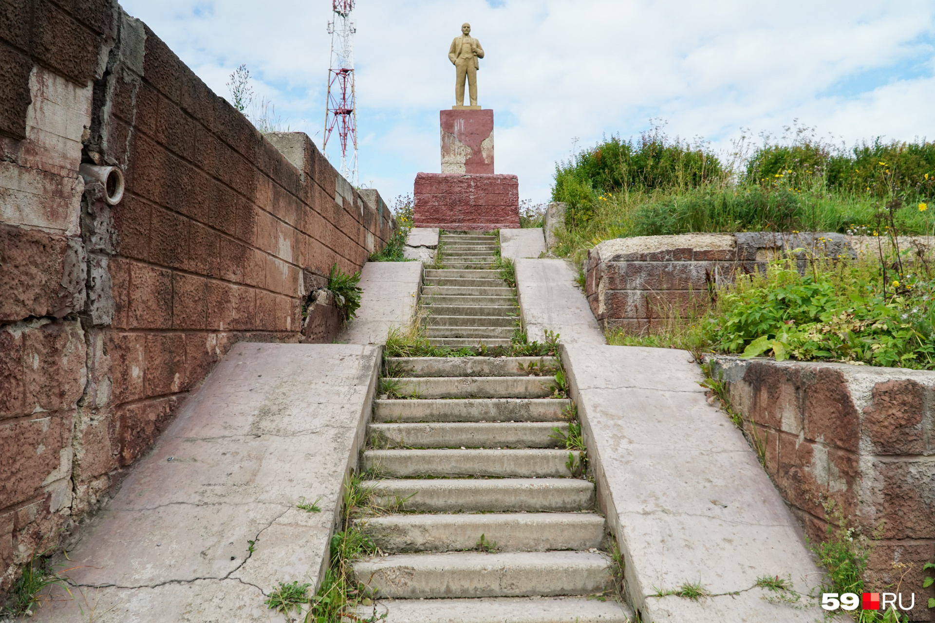 Ленин в Горнозаводске находится на большом холме