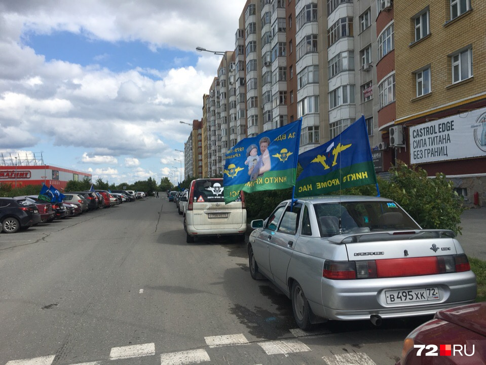 Припарковаться в границах улиц Широтной и Ивана Словцова сейчас проблематично Припарковаться в границах улиц Широтной и Ивана Словцова сейчас проблематично