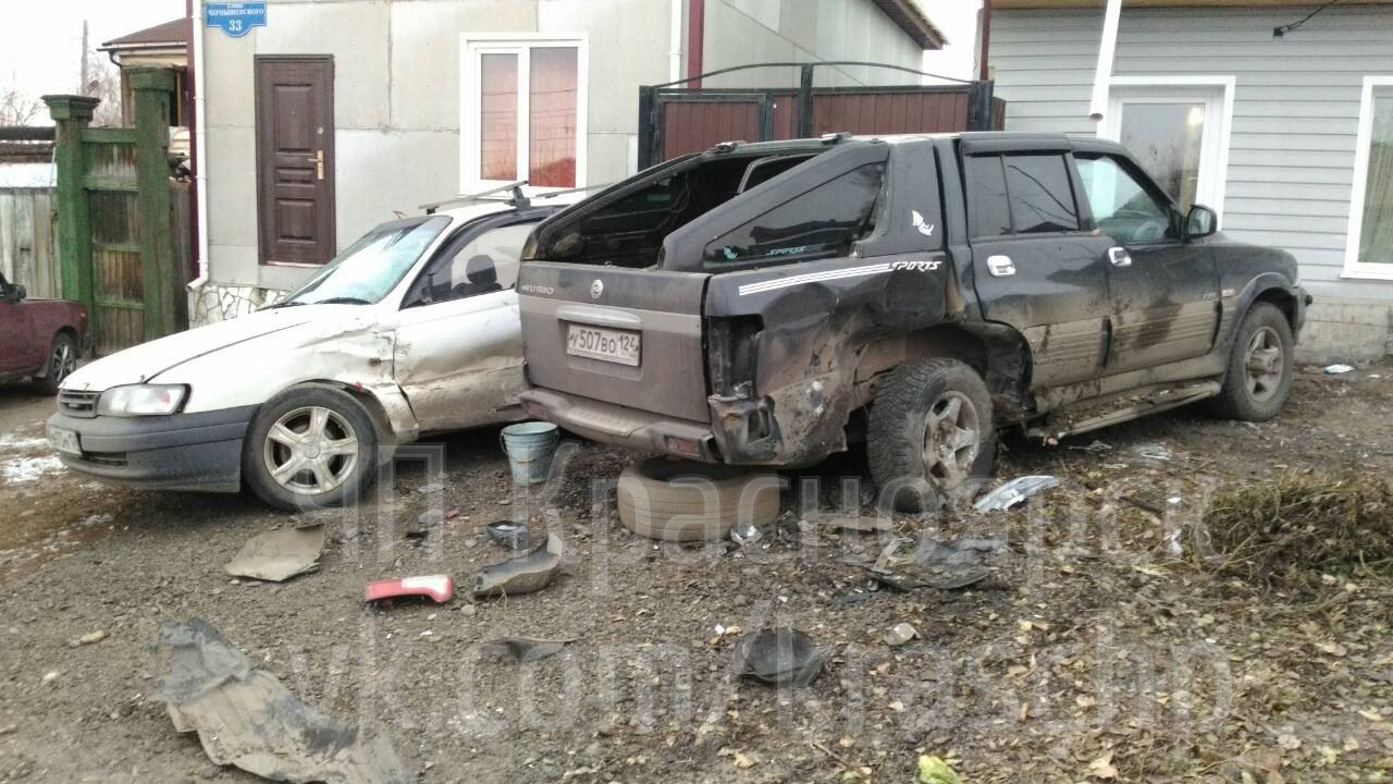 Повреждения получили ещё 2 припаркованные машины Повреждения получили ещё 2 припаркованные машины