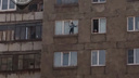 «Мать дома, за ребёнком смотреть некогда»: на Южном Урале малыш прогулялся по карнизу седьмого этажа