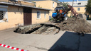 «Уходим под землю»: в посёлке на краю Коркинского разреза провалился асфальт