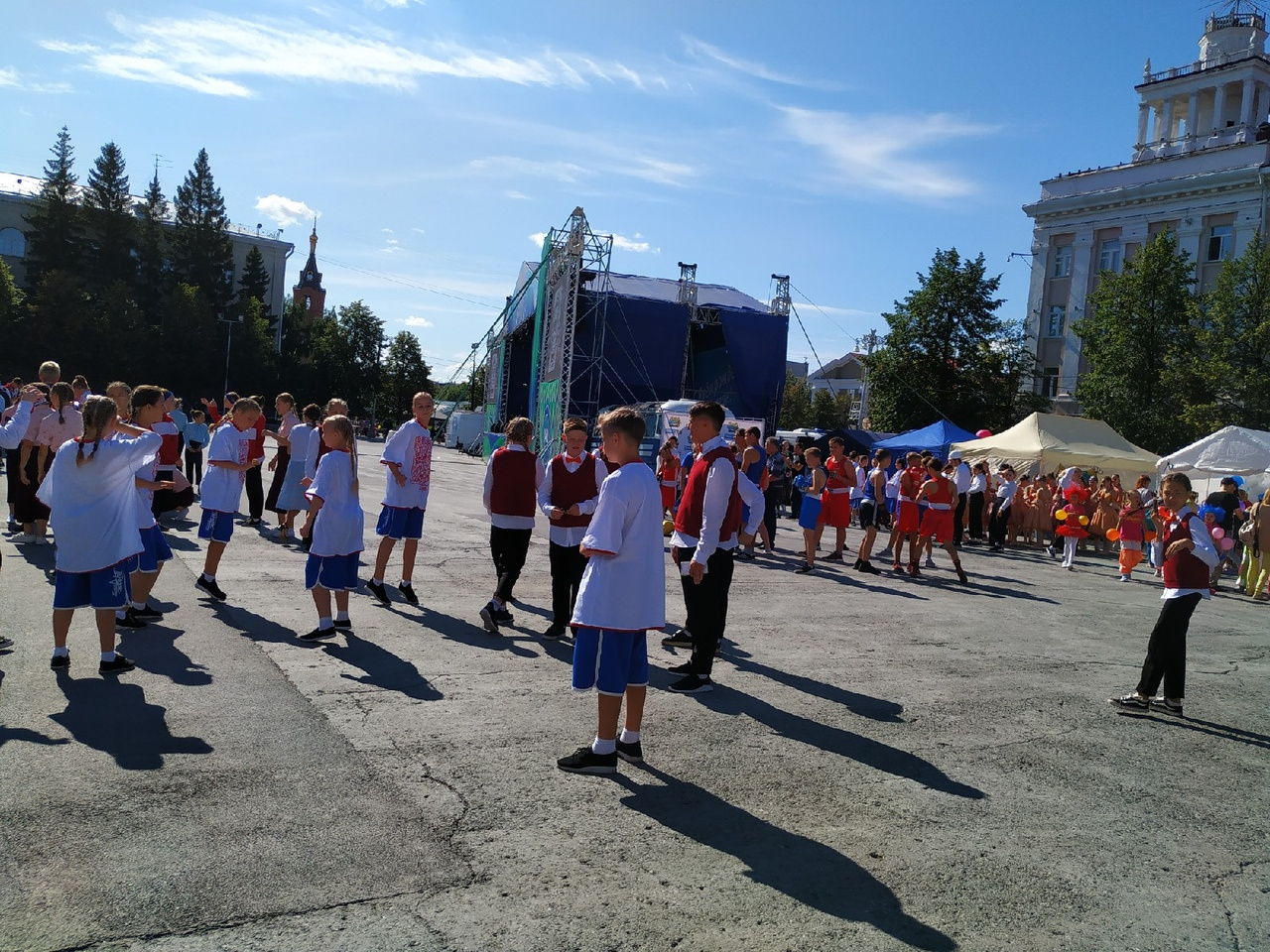 Артисты уже в костюмах ждут начала праздника Артисты уже в костюмах ждут начала праздника