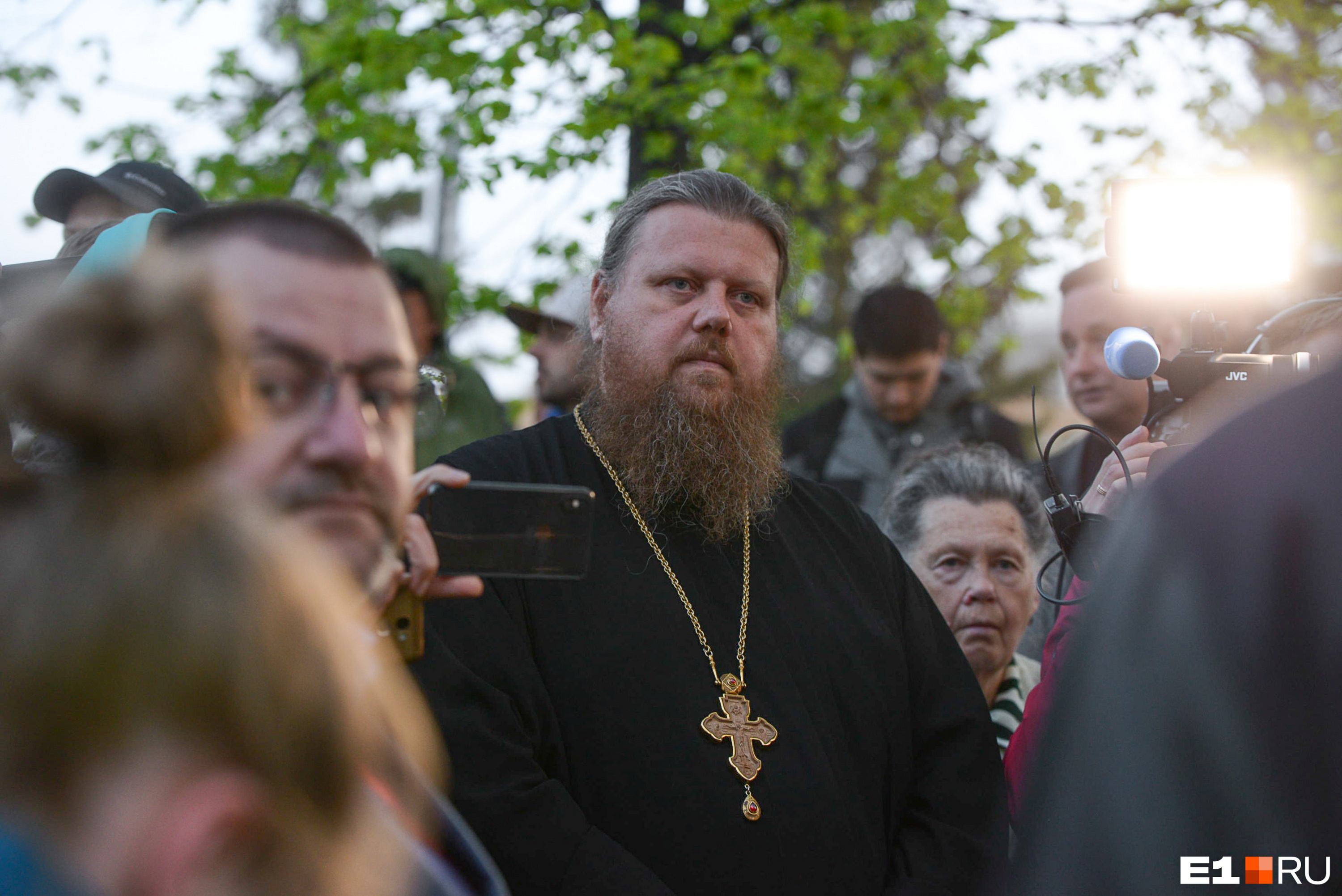 На второй день протеста сторонников сквера пытался успокоить священник Максим Миняйло