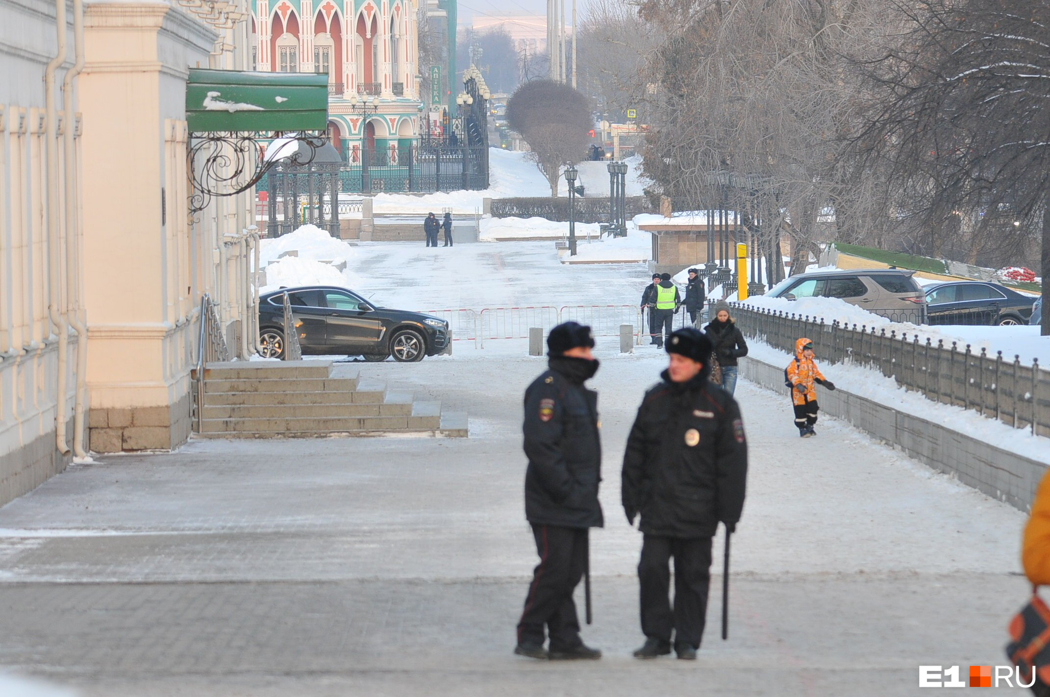 Полицейские перекрыли движение от девятой гимназии в сторону Плотинки