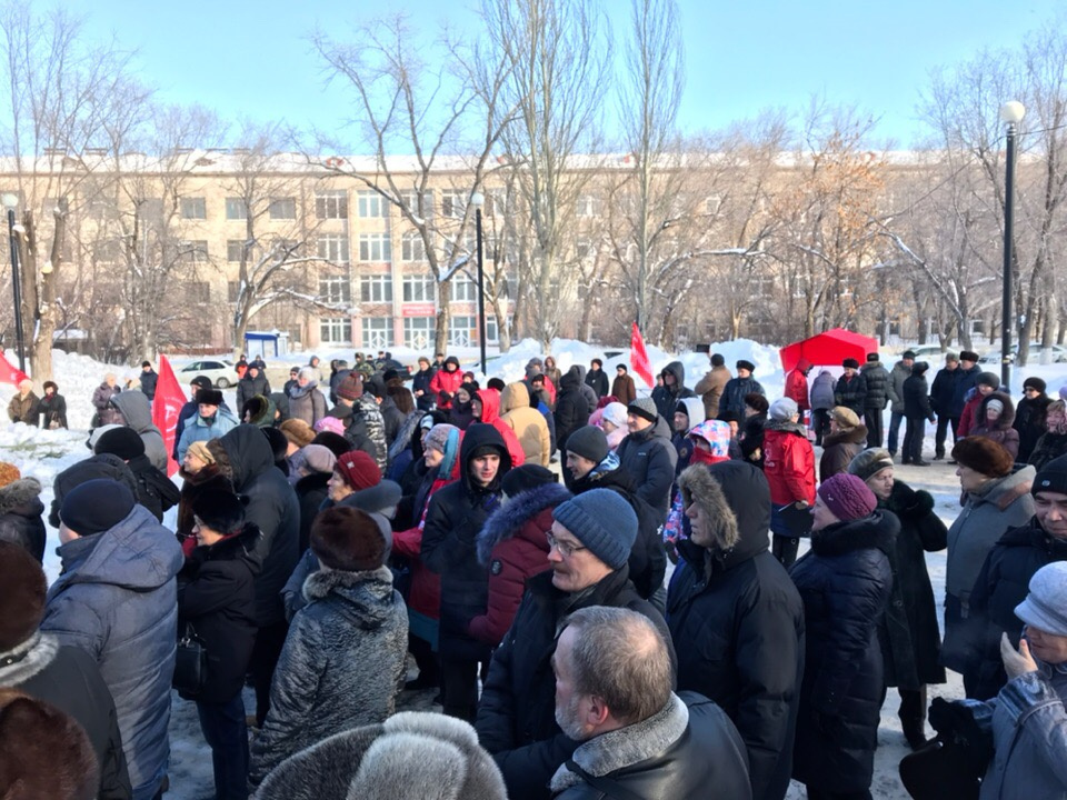 Многие пришли с флагами Многие пришли с флагами
