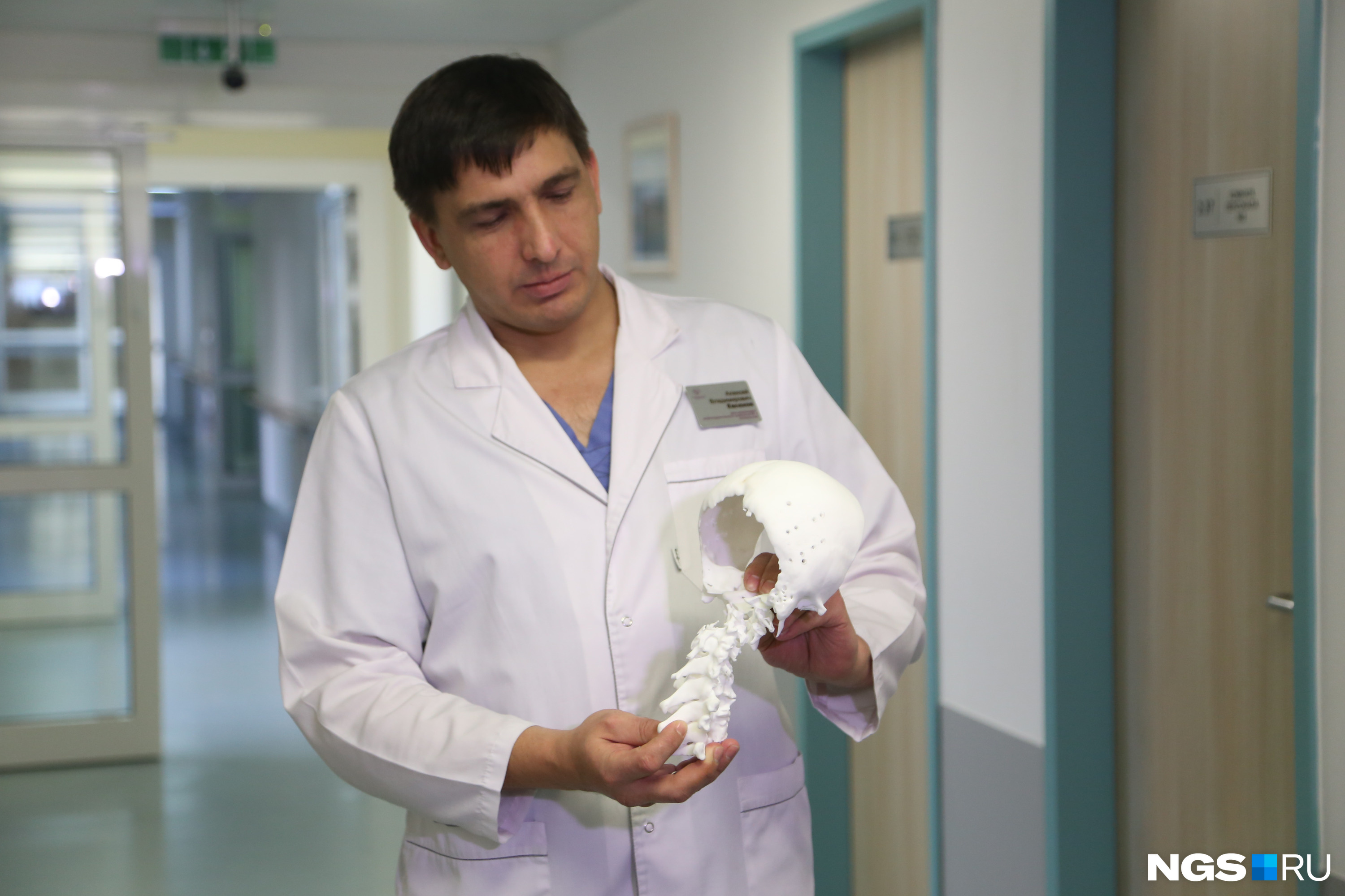 Алексей Евсюков показывает модель, которую делали с помощью 3D-печати