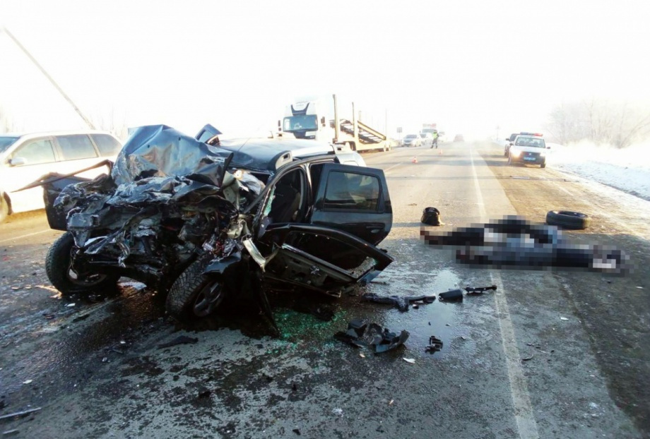 В результате аварии от Renault Duster, в котором ехали мужчина с дочерью, осталась груда металла В результате аварии от Renault Duster, в котором ехали мужчина с дочерью, осталась груда металла