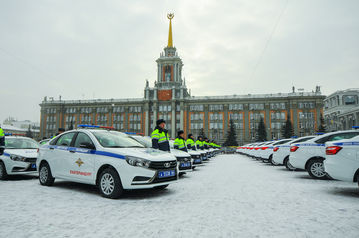 Свердловский авто. Веста ДПС Екатеринбург. Машины ГАИ Екатеринбург. Машина ГИБДД. Полиция Екатеринбург машины.