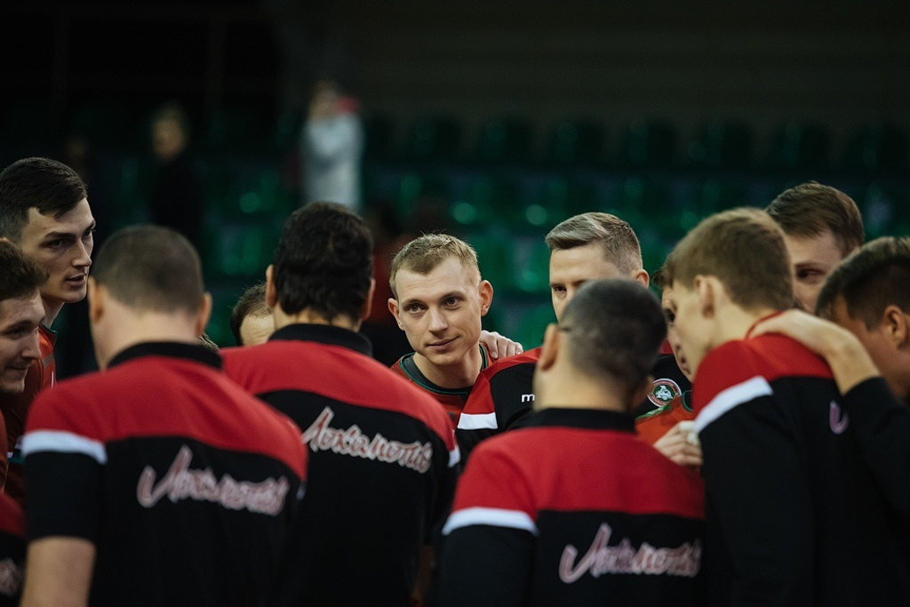 Волейбол локомотив факел сегодня. Новосибирские волейболисты. Novosibirsk Lokomotiv Yury Shakirov.