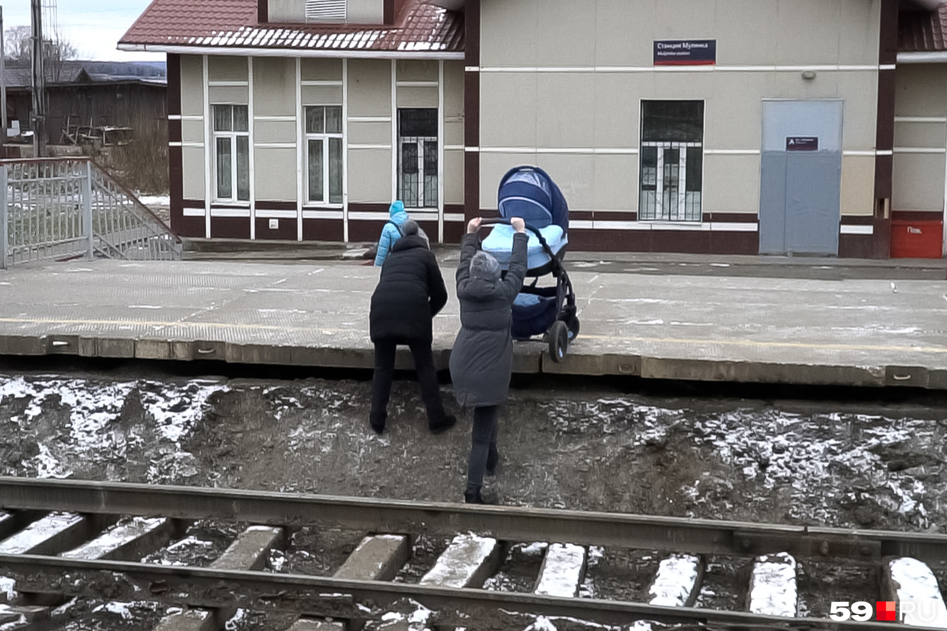 Вот так приходится забираться на перрон, миновав несколько линий железнодорожных путей Вот так приходится забираться на перрон, миновав несколько линий железнодорожных путей