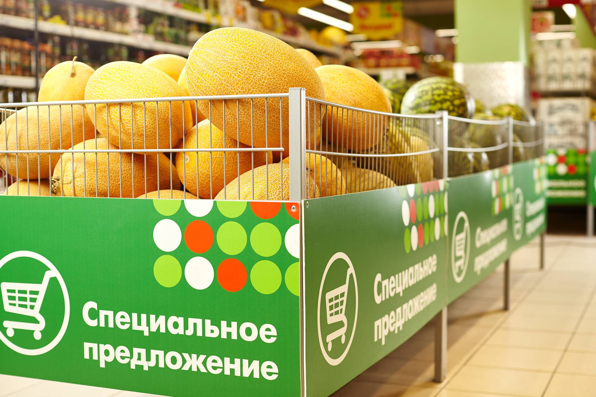 Куплена польза. Продуктовая корзина Пятерочка. Корзинка Пятерочка. С корзинкой Пятерочка в руках. Фрукты в Пятерочке.