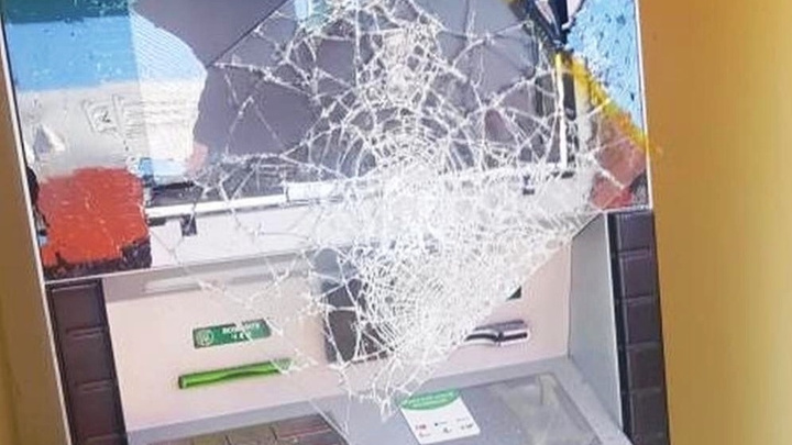 В Сормове мужчина кулаками разбил три банкомата и попытался сбежать от росгвардейцев на маршрутке