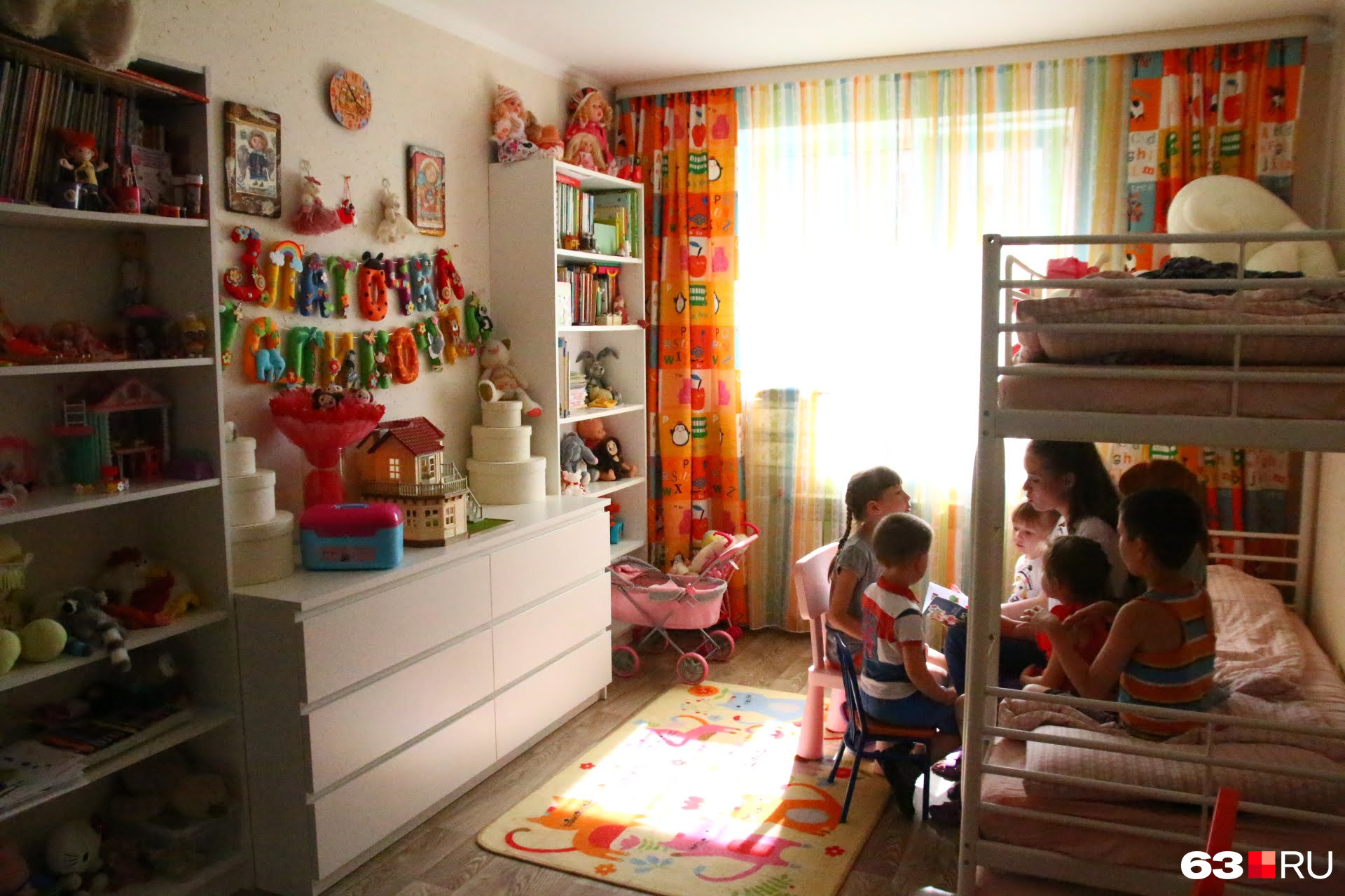 Детские комнаты в новой квартире Вика старалась сделать яркими и уютными