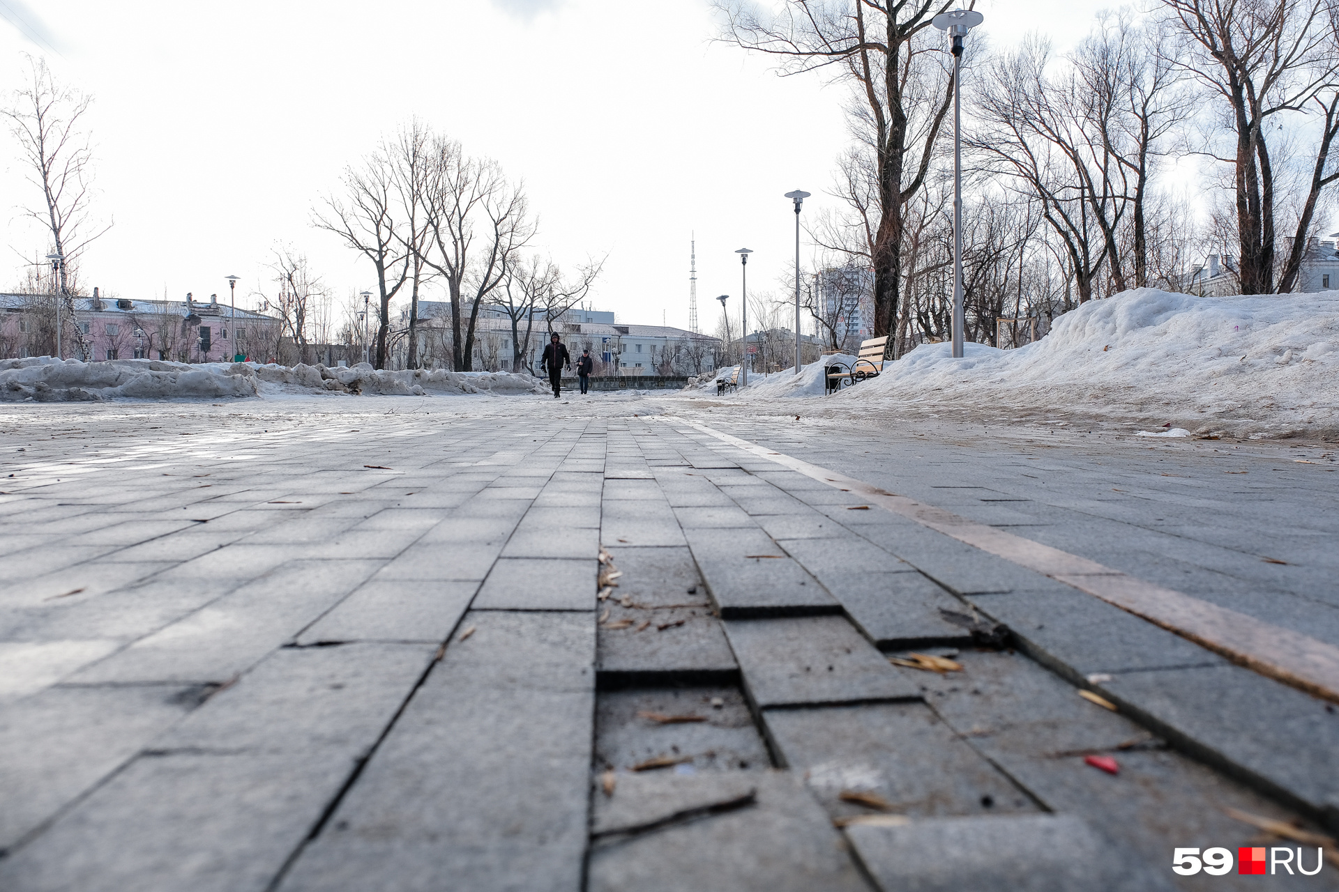 Уложенная в прошлом году плитка просела Уложенная в прошлом году плитка просела