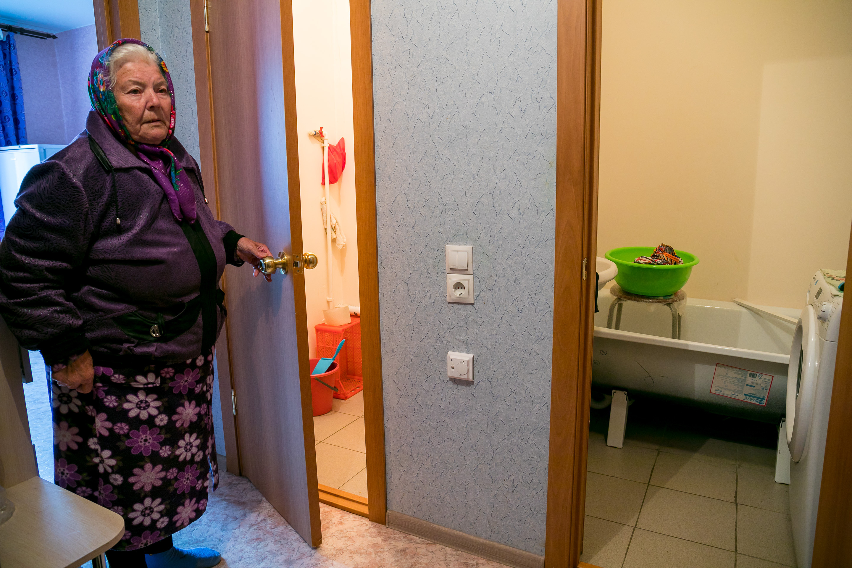 Татьяна Виновьевна живет одна в однокомнатной квартире. Во время приезда она просила телефон горячей линии с президентом — хотела рассказать о вопросе с выселением
