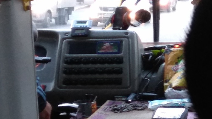Безопасно или нет? Нижегородцы обсуждают видео с щелкающим семечки водителем маршрутки