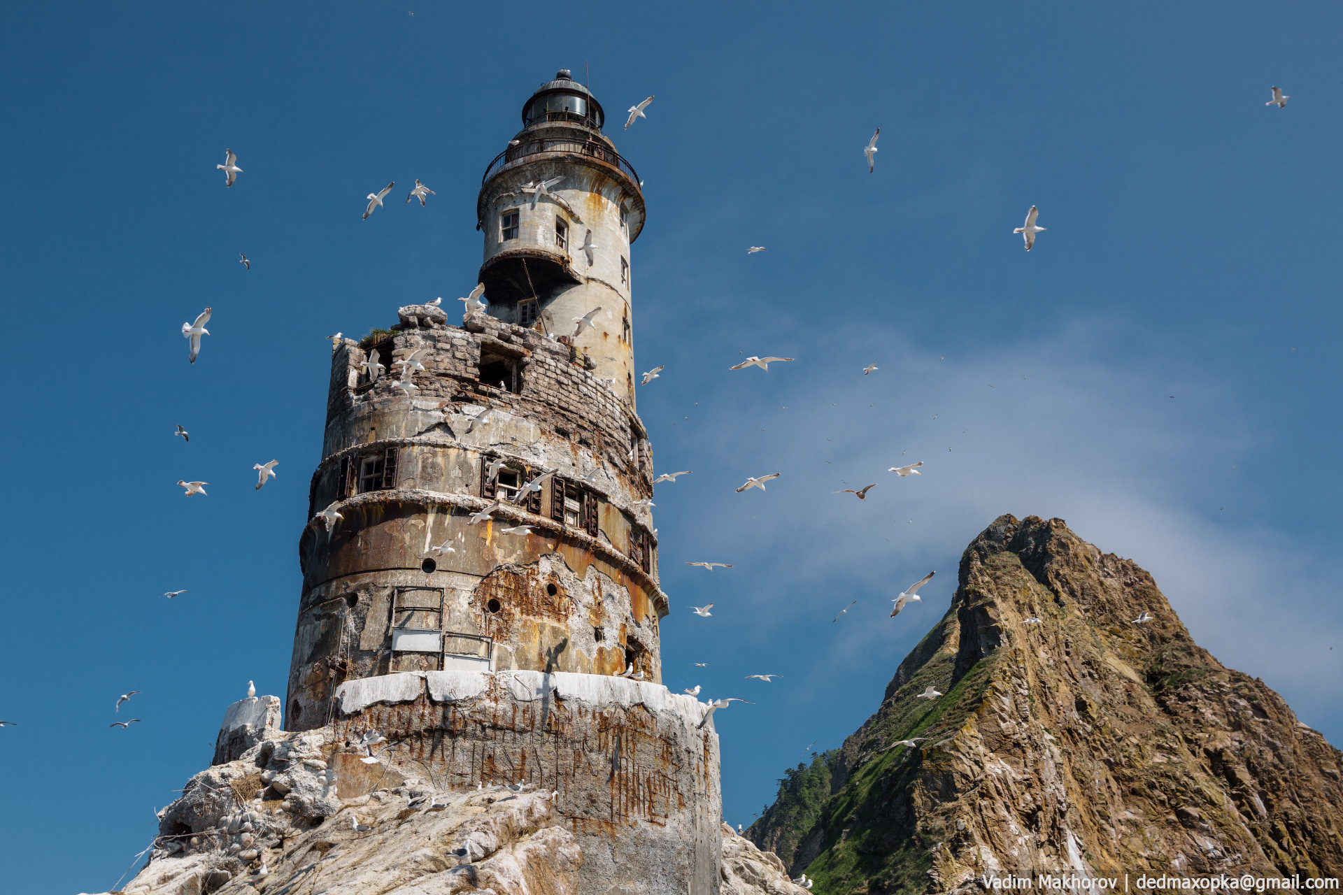 Высота маяка Анива составляет 31 метр. Высота его света достигает 40 метров над уровнем моря 