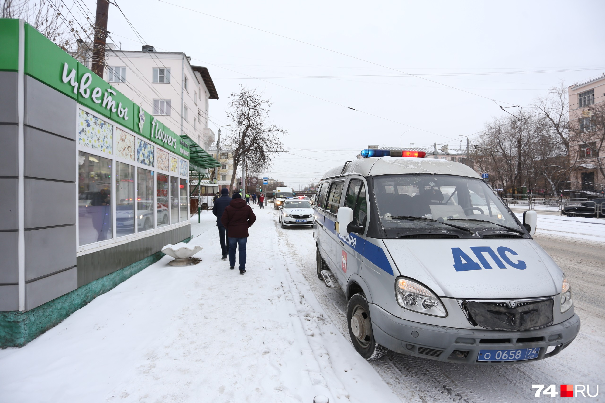 Сотрудники ГИБДД на месте продолжают опрос свидетелей Сотрудники ГИБДД на месте продолжают опрос свидетелей