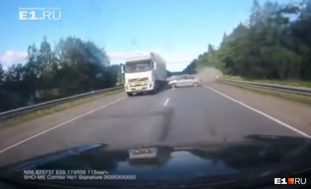Когда водитель Lexus увидел Polo на встречке, то рефлекторно повернул налево, но затем вернулся на прежнюю траекторию
