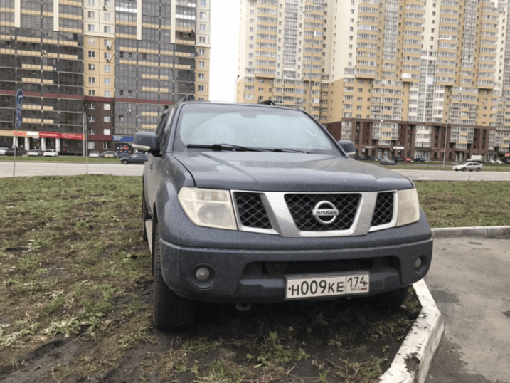 А владелец этого Nissan Pathfinder капитально достал жителей улицы Университетской Набережной, 103. Они пишут, что никто не позволяет себе парковаться именно так, этот автомобиль перерыл весь газон А владелец этого Nissan Pathfinder капитально достал жителей улицы Университетской Набережной, 103. Они пишут, что никто не позволяет себе парковаться именно так, этот автомобиль перерыл весь газон