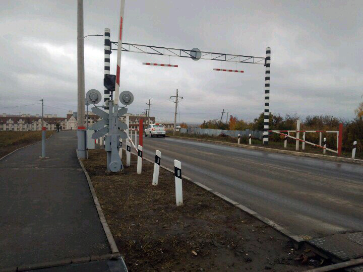 Этот переезд связывает Крутые Ключи и «Кошелев-парк» Этот переезд связывает Крутые Ключи и «Кошелев-парк»