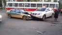 «Машину развернуло на дороге»: на Красноармейской трамвай врезался в Lexus