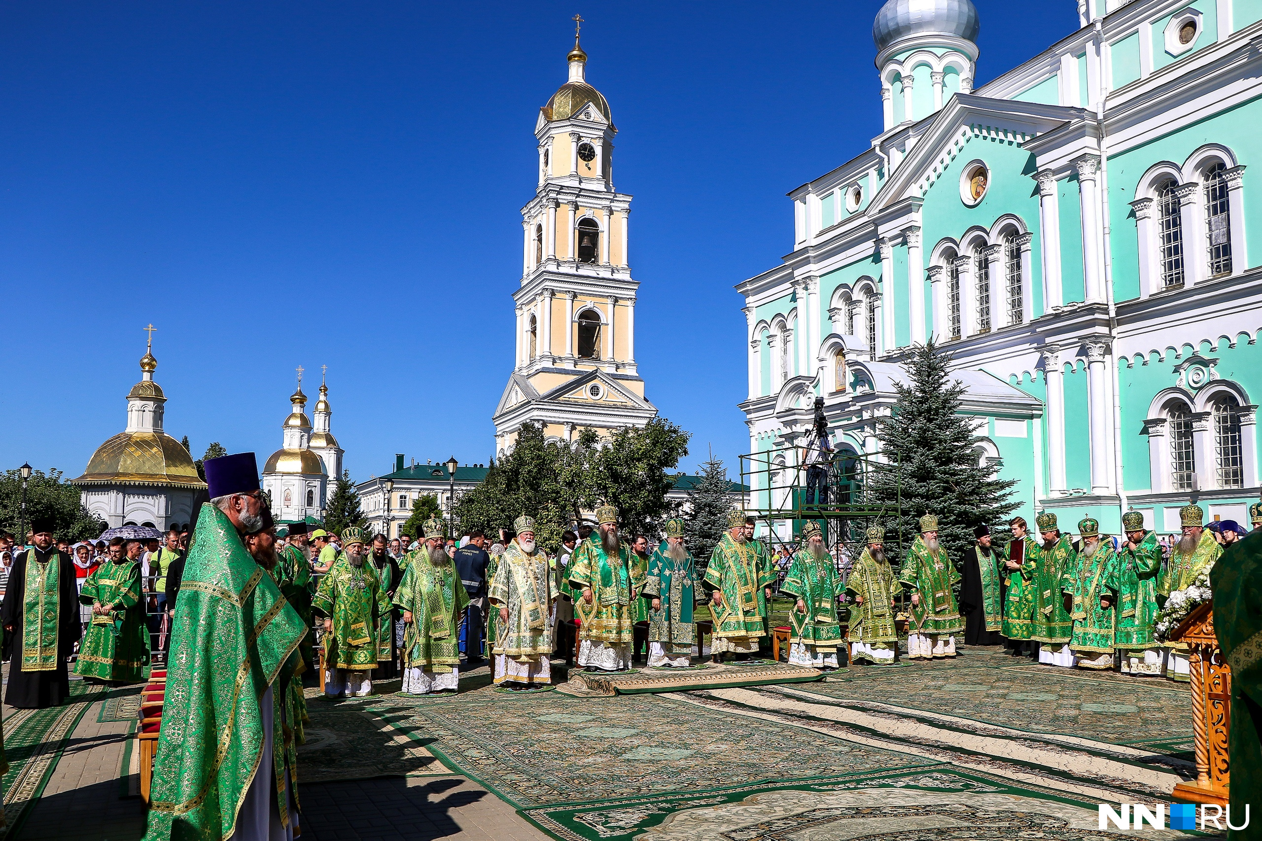 Около двух десятков архиереев участвовали в божественной литургии в Свято-Троицком Серафимо-Дивеевском монастыре