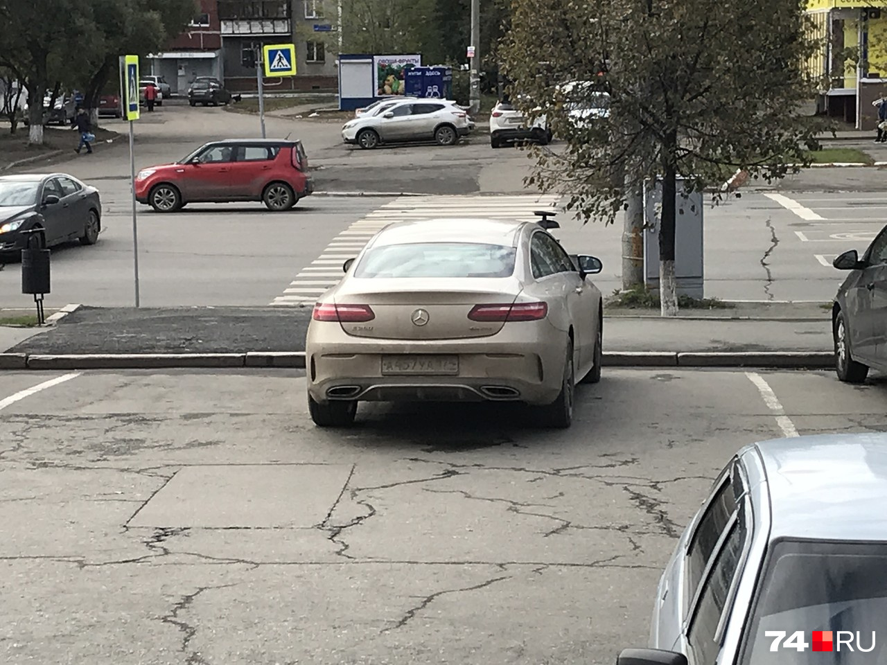 Дама на Mercedes явно испытывает сложности с парковкой точно по линиям