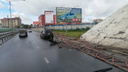 Смял, как картонку: в Ярославле водитель легковушки снёс дорожное ограждение