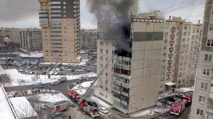 «Очень много чёрного дыма»: на северо-западе Челябинска вспыхнула квартира в десятиэтажке