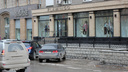 Власти разрешили ставить машины на скандальной парковке возле элитных бутиков в центре Новосибирска