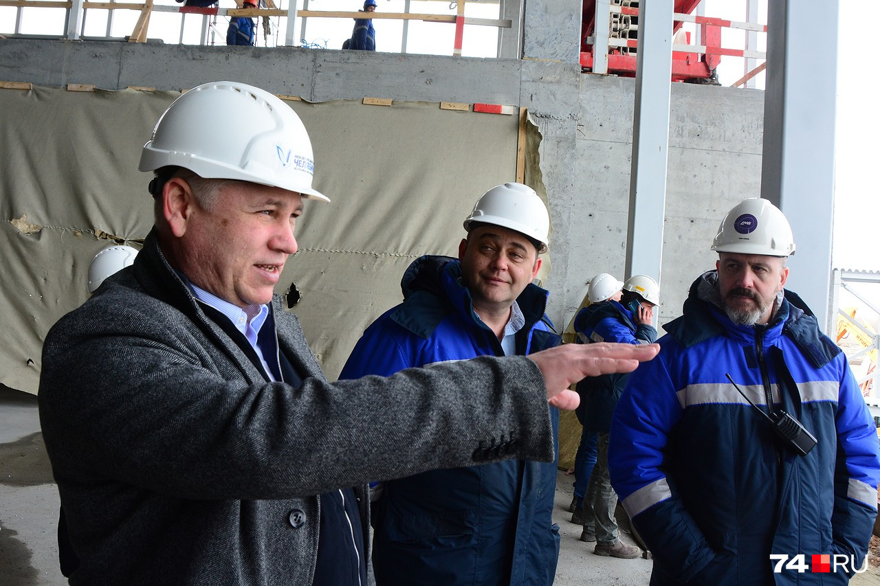 Юрий Коньков показывает строительство нового перрона — так называется место стоянки самолётов перед зданием аэровокзала