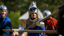 Почти «Игра престолов»: рыцари устроили средневековую битву в Заельцовском парке