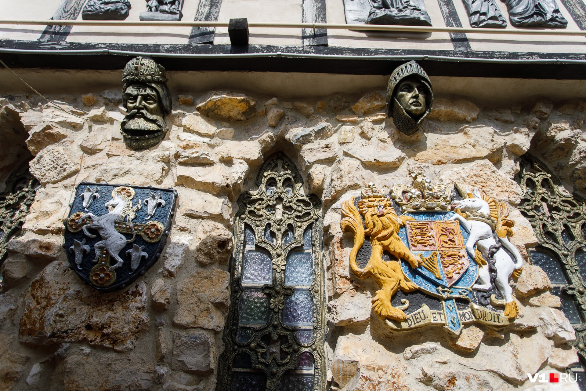 Фасад рыцарского замка запросто заменит учебники по истории