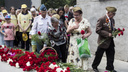 Фото: новосибирцы принесли розы и гвоздики к Монументу Славы
