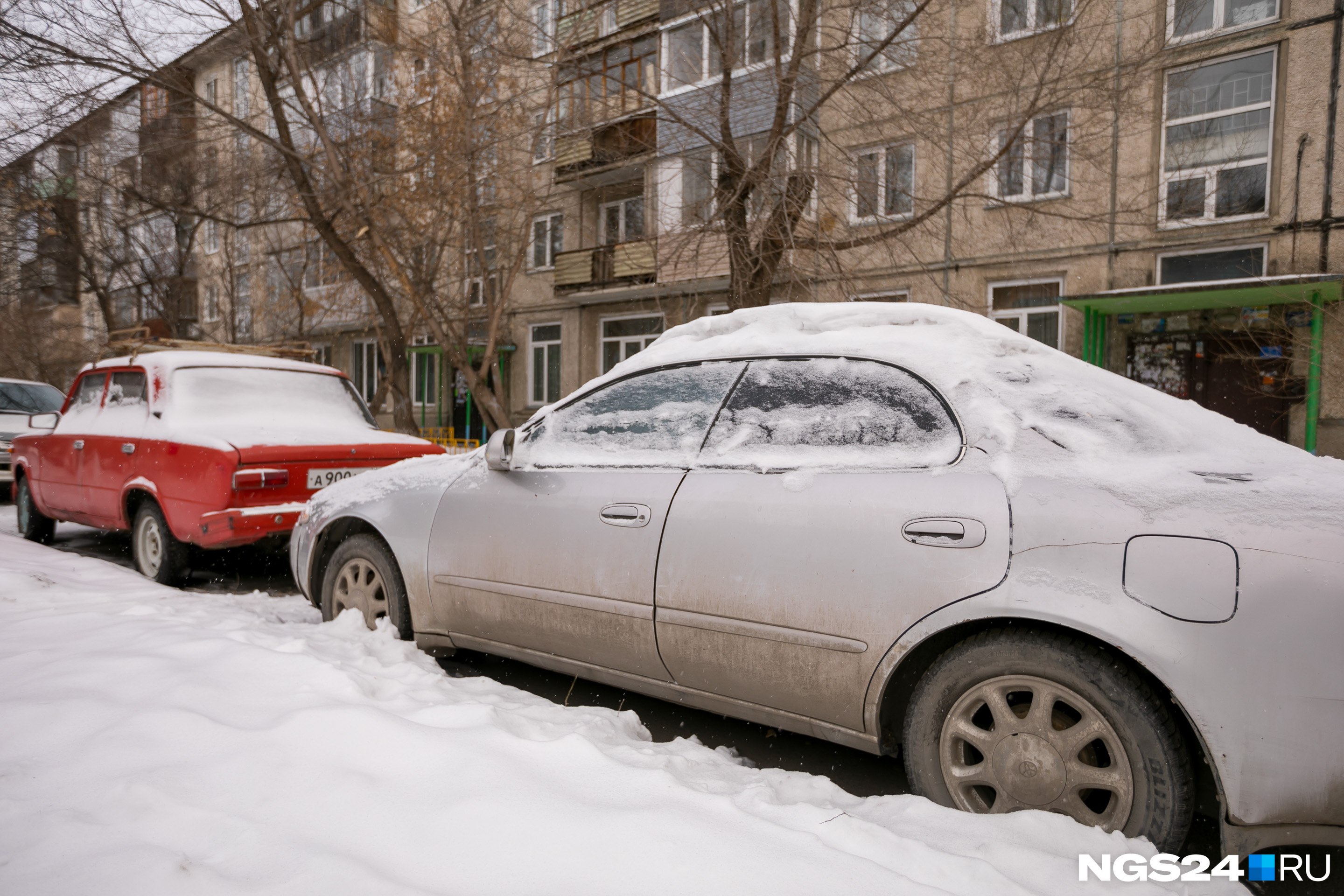 Владелец случайно выбранной заметенной снегом машины оказался неплательщиком по кредиту