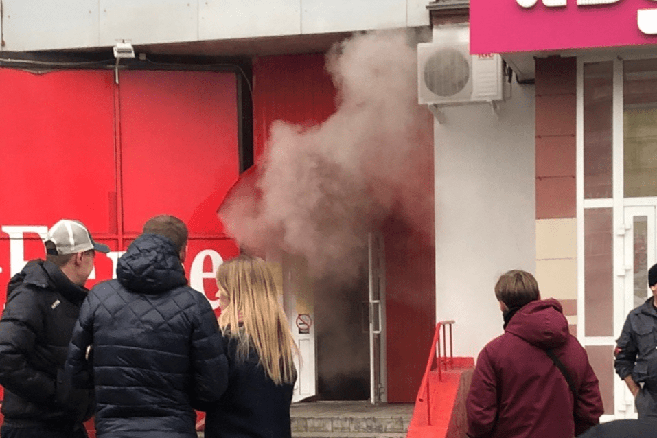 Огонь повредил обшивку магазина