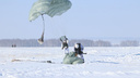 На полигоне под Новосибирском десантировались 200 спецназовцев