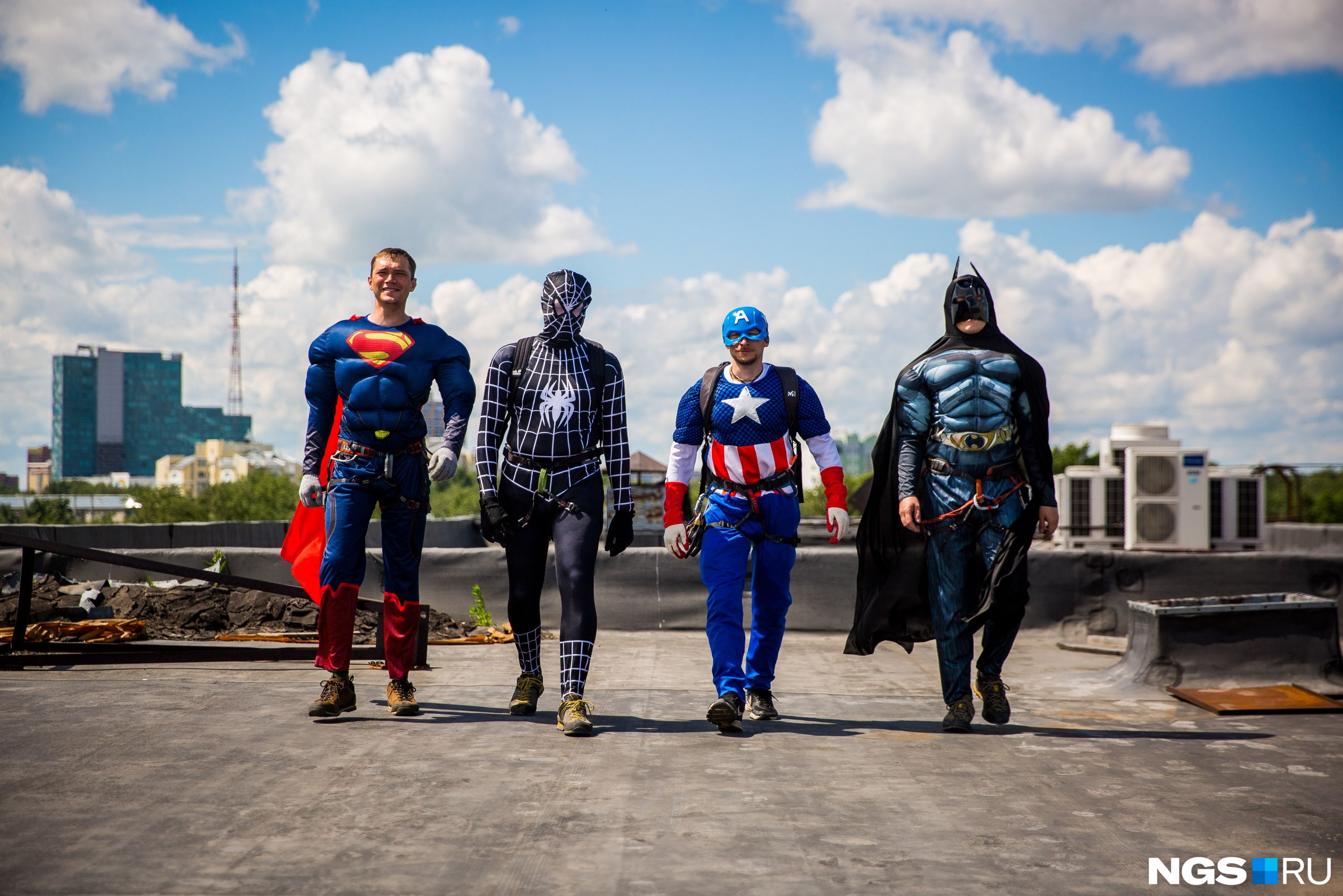 Супергерои готовы спуститься в палаты. Фото Александра Ощепкова