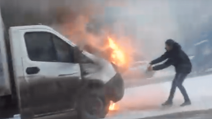 В Нижнем Новгороде посреди дороги в час пик сгорела «Газель»