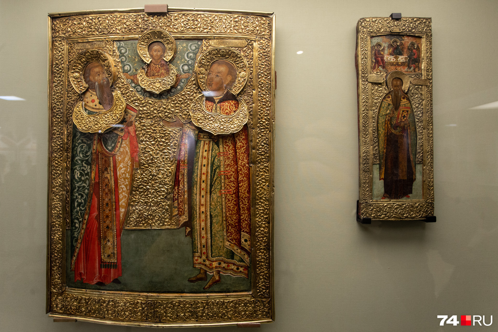 Так среди экспонатов — икона мерная «Священномученик Василий Анкирский» (на фото справа)
